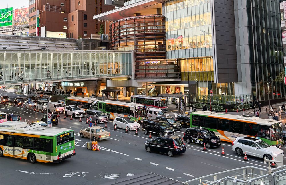 絶賛大変革中であるカオスの渋谷駅東口からイザ脱出!!　ここからバスに乗ると……マジか!?