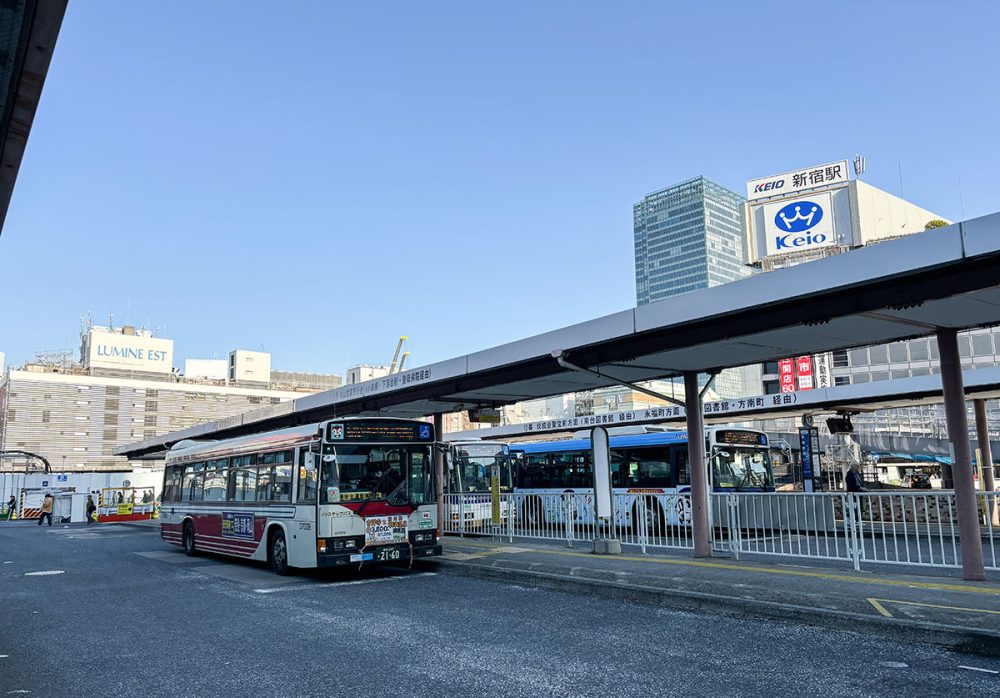 多くのバスが集まる新宿駅西口バスターミナル