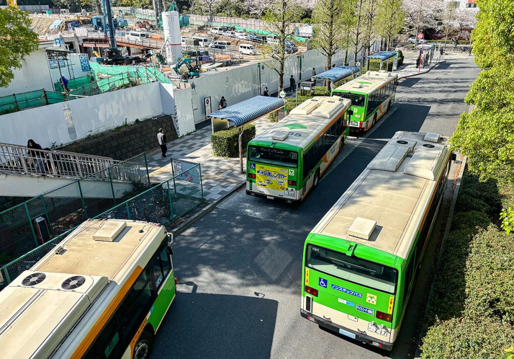 品97系統はじめ都営バスの各路線が発着する品川駅高輪口バス停