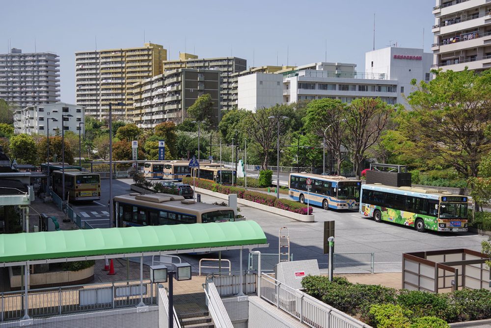 横浜市営、神奈中バス、相鉄バス、東急バスが集まる若葉台中央バスターミナル