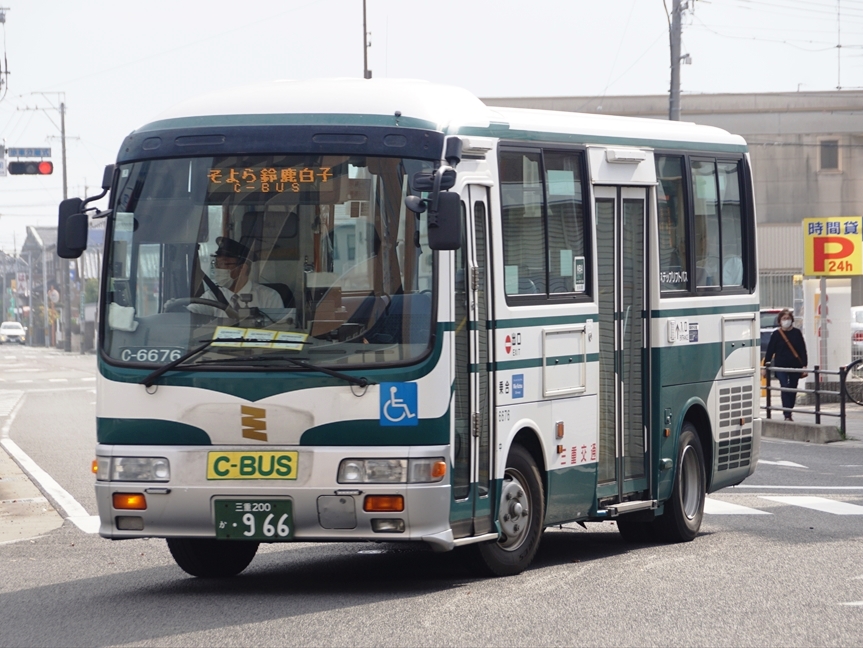 通常の路線バスとして走る小型車