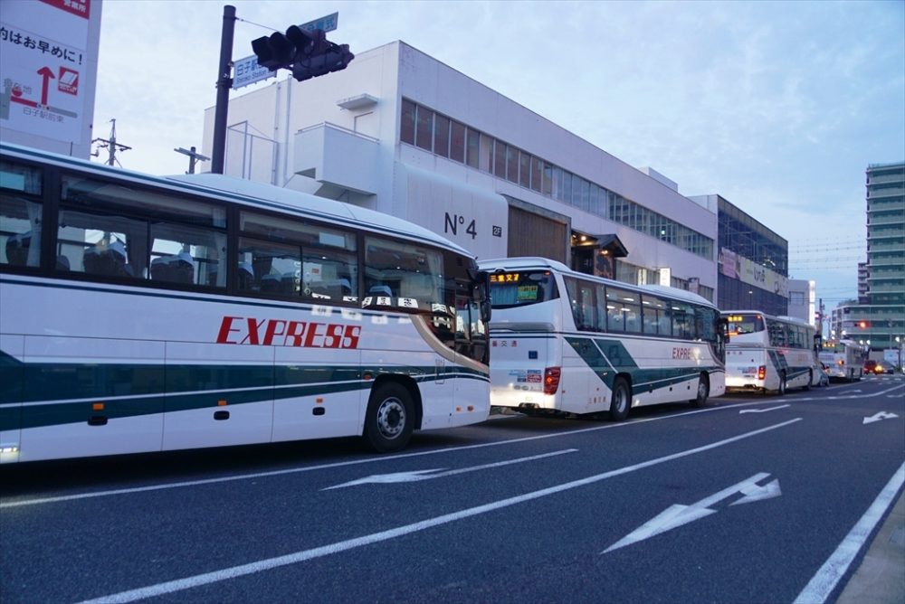 たまたま高速車が並ぶと巨大ターミナル駅前のようだ