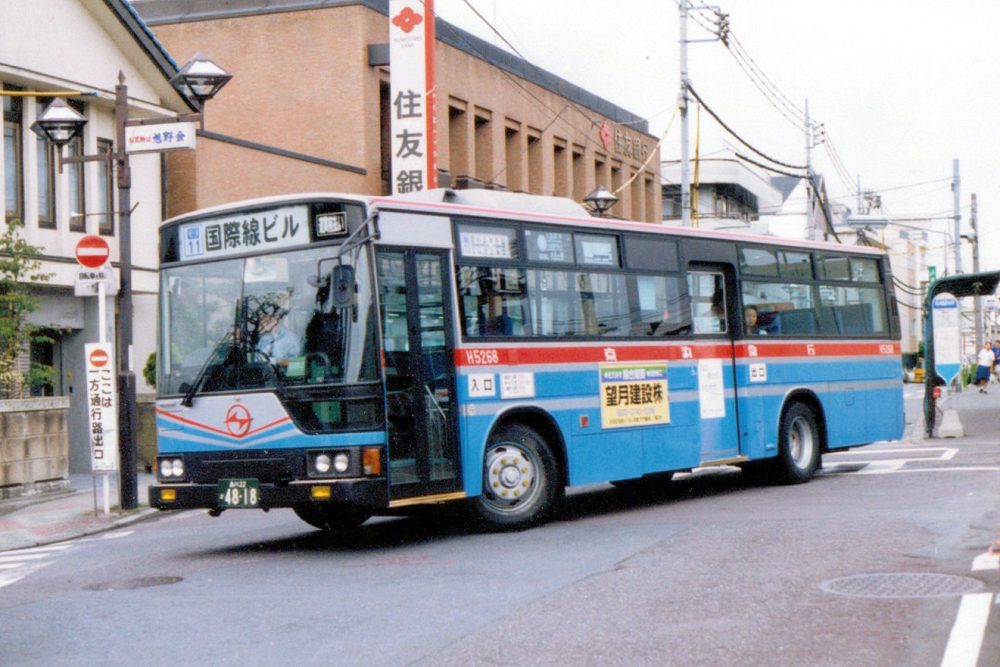 田園調布駅東口から出発する京浜急行電鉄バス。東急バスより長い標準M尺のため、狭隘区間では接触すれすれで走行していた
