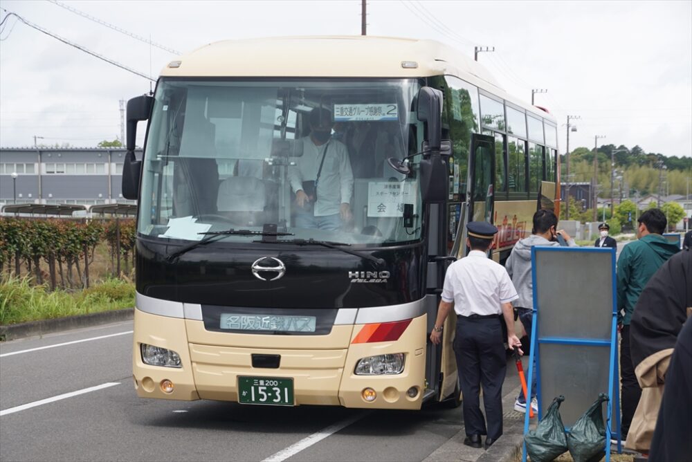 パーク＆ライド駐車場の送迎は名阪近鉄のセレガが担当！