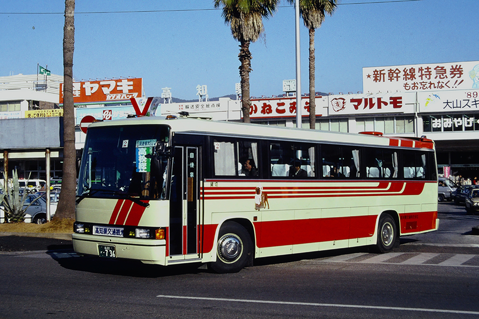 【写真1】一見すると日野RUにしか見えない高知県交通の改造車。前方からはもとの車種の面影は全くない（1988年）