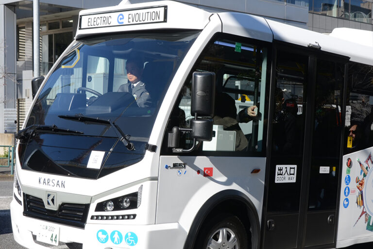 トルコからやってきた注目車!!　アンダー6メートルという“短全長”の電気バス