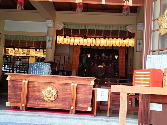 大阪護国神社の御神鏡は戦前の研磨技術で最大のもの（中央奥）