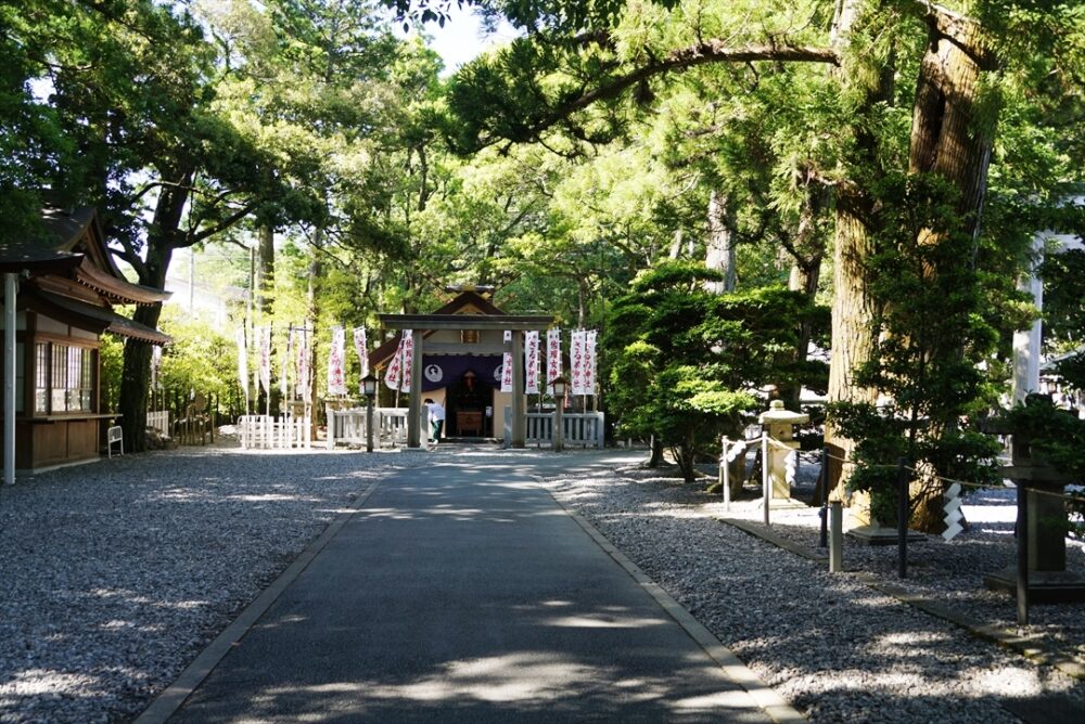 佐瑠女神社は写真の背に猿田彦神社がある対面建造