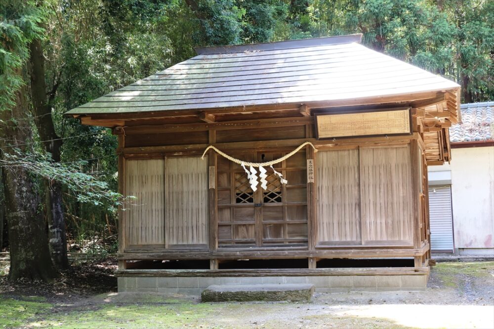 左の境内社は八坂神社