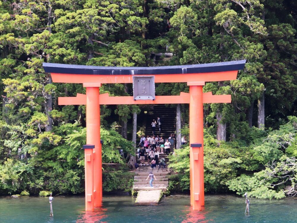 箱根神社を湖上から参拝できるのは魅力