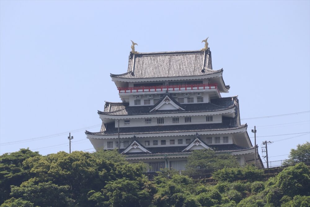 ホテルからも初島に渡る船からも熱海城はよく見える