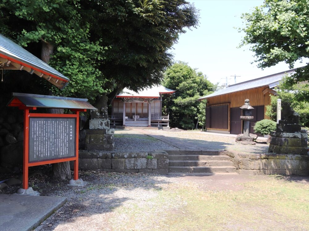 港から徒歩2分ほどの初木神社