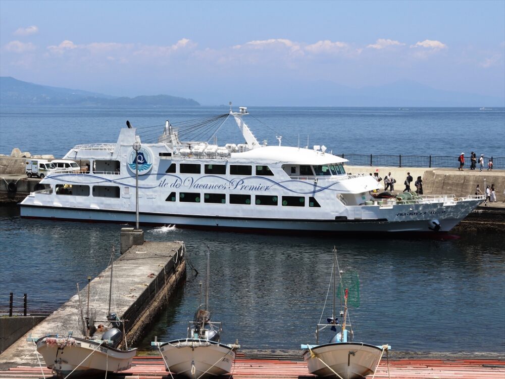 観光客も釣り客も多い初島は魅力的な近くの離島