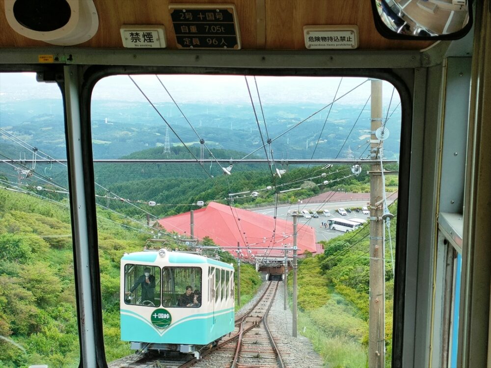 下りケーブルカーからの景色も迫力あり！