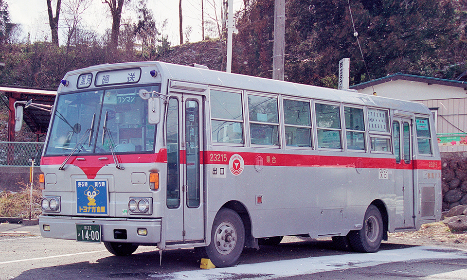 いすゞ K-CDM410。北村製作所が中型バス用に製造した車体で、直線的な構成が特徴。導入例はあまり多くはない車体だ。群馬バスでは前中ドア仕様の短尺車、K-CCM370も導入された