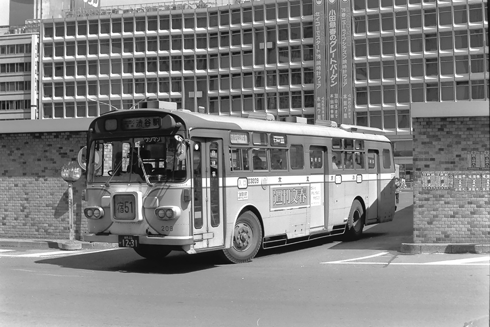 【写真3】旧塗装時代の京王帝都電鉄は長尺高出力の三菱 B800Nの3扉車が多かった。フロントに“弁当箱”と称された系統幕付（1977年）