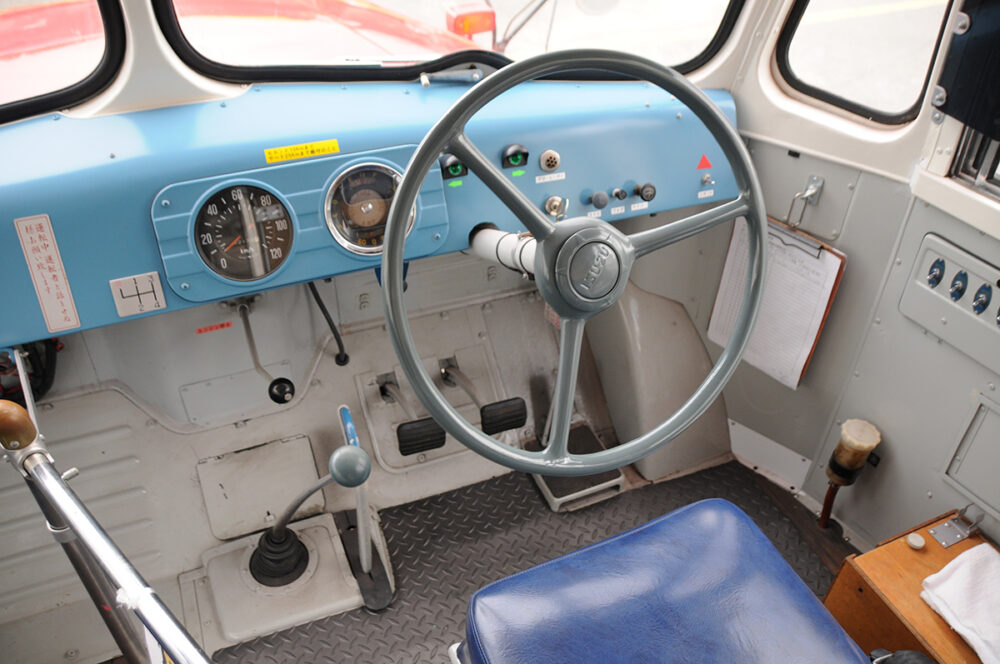 いすゞ製ボンネットバスには、大昔の自動車特有の細身なハンドルが付いている