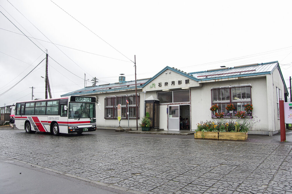 2012年頃の、札沼線の途中駅だった石狩月形駅。ちょうど岩見沢行き路線バスが停車中。短尺の大型路線車も今や珍しい