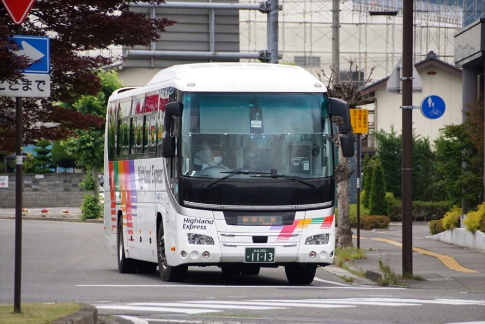 信濃大町駅に到着する特急バス「雷鳥ライナー」