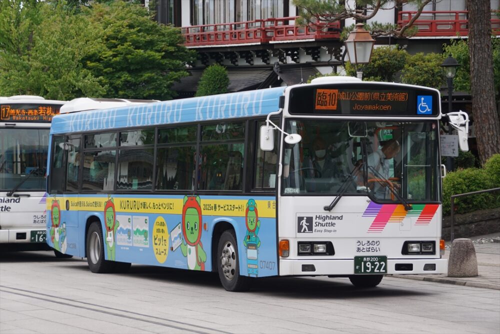 多くの路線バスが走る長野市内