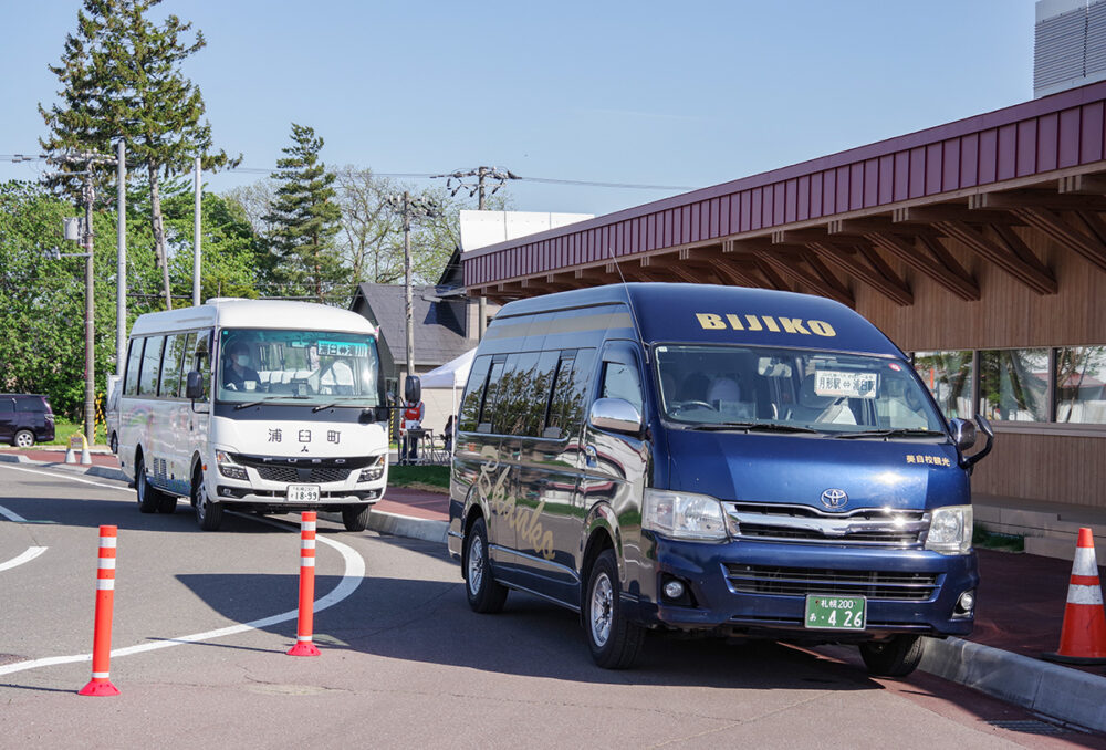 かばと〜る号（前）と浦臼町営バスが並び、同時刻にえみる（浦臼駅）を発車