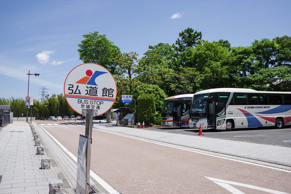 大型観光バスが停まれる駐車場の向かいにバス停が