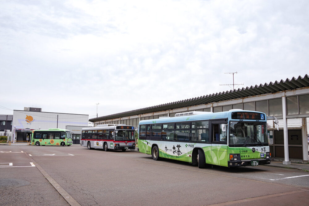 2024年6月の柏崎駅前バスターミナルに集まった路線車の数々