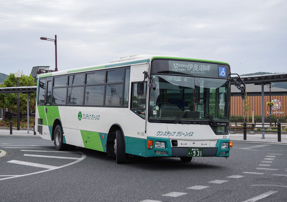 三河田原駅前のバス停に伊良湖岬行きがやってきた