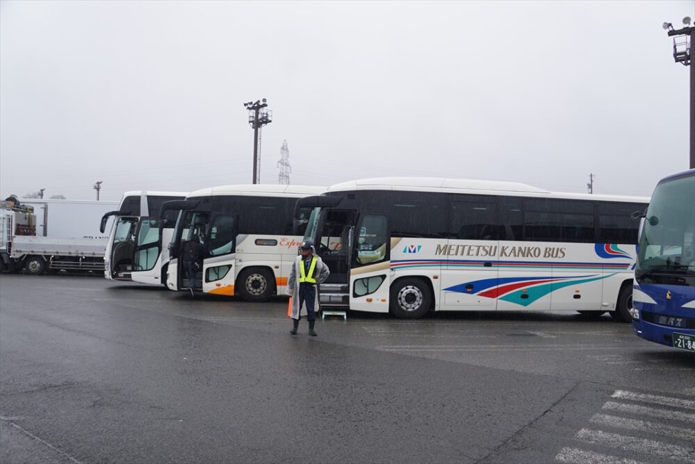 貸切車の中で降車休憩をする加越能バス