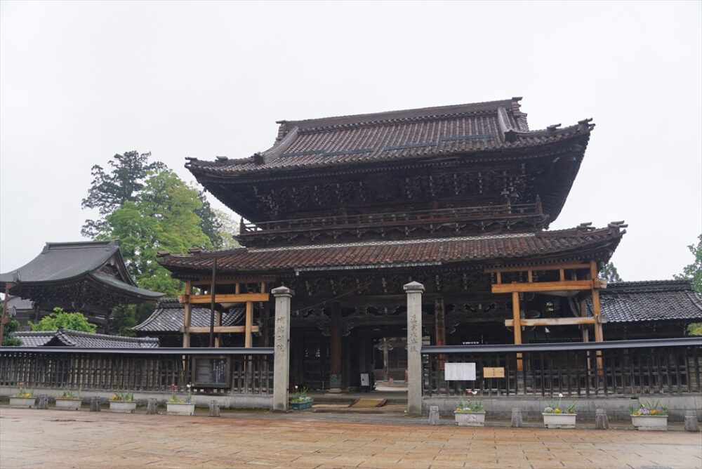 パワースポットの城端別院善徳寺