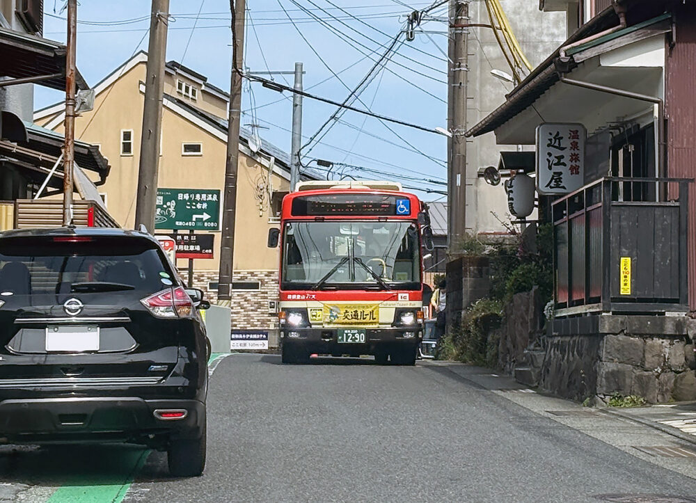 狭隘な小道をものともしない路線バス。幅2.3mの中型路線車が使われている