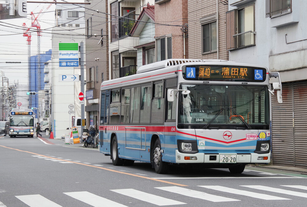 一般道を走行中の平均的な大型路線車