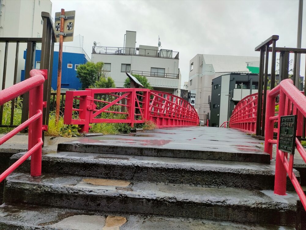 歩道のみの赤い橋を渡ると洲崎神社