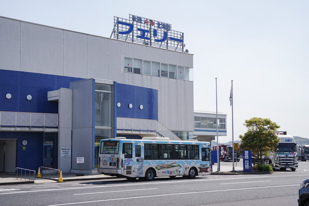 ターミナル前に停車中の循環バス