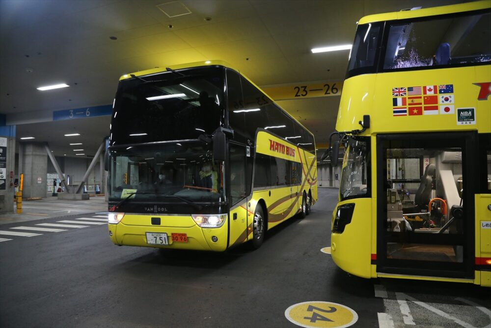 スカニアのフルサイズよりも短いジェミニ3（手前停車中）