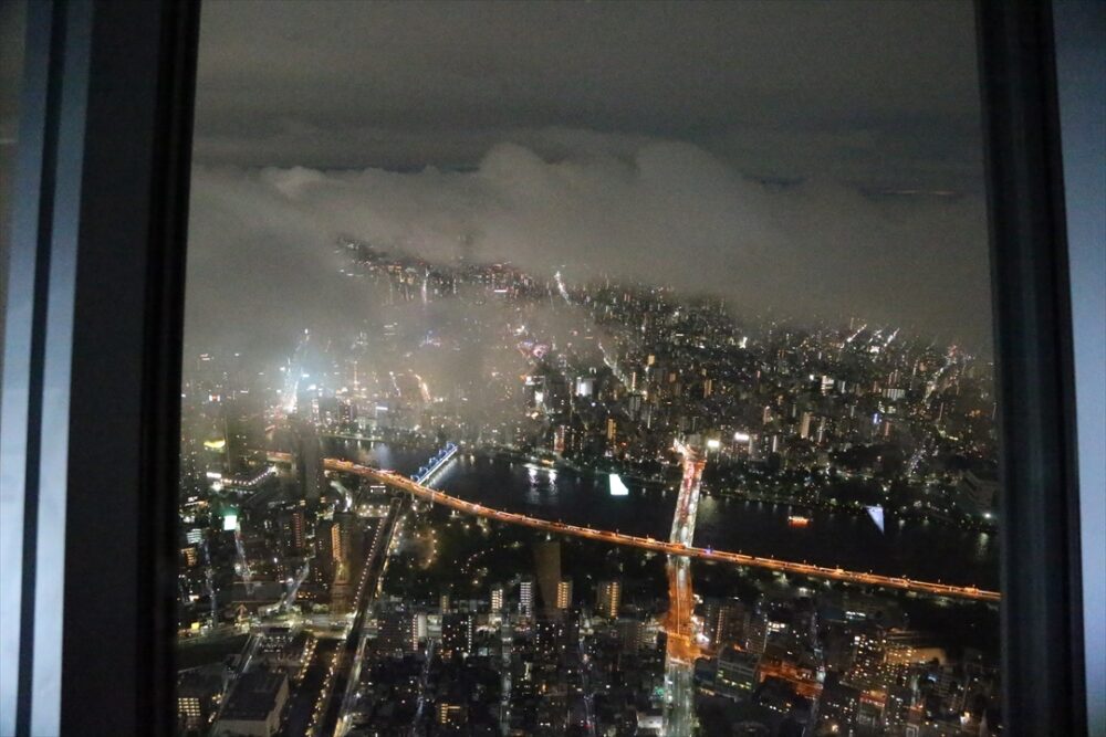 雲の合間から東京の夜景が！