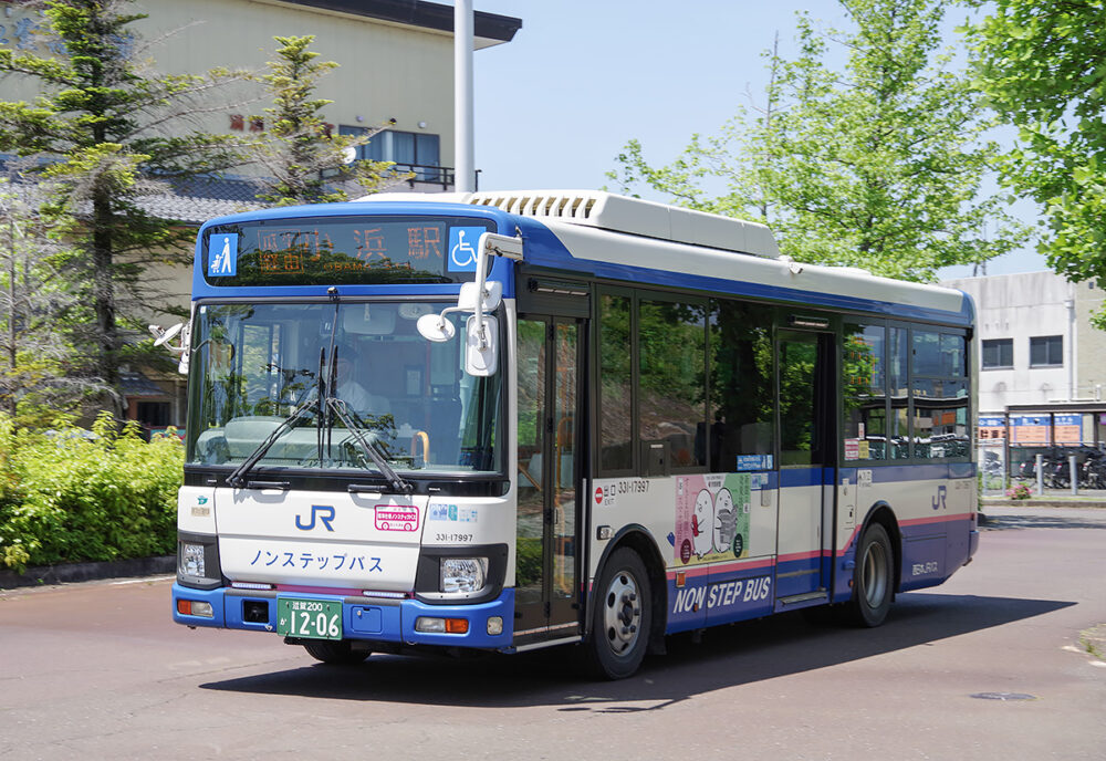 西日本JRバス若江線。車種は2017年式いすゞエルガミオ（2KG-LR290J3）