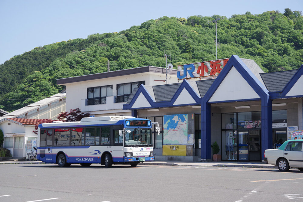 小浜駅前に直接バスが乗り入れる