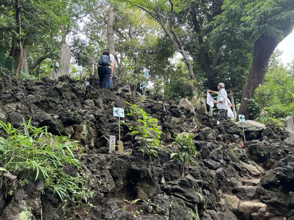 溶岩石でつくられた富士塚