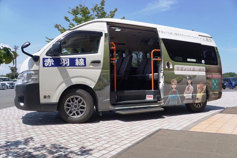 車内の装飾はないが運賃箱の横には…