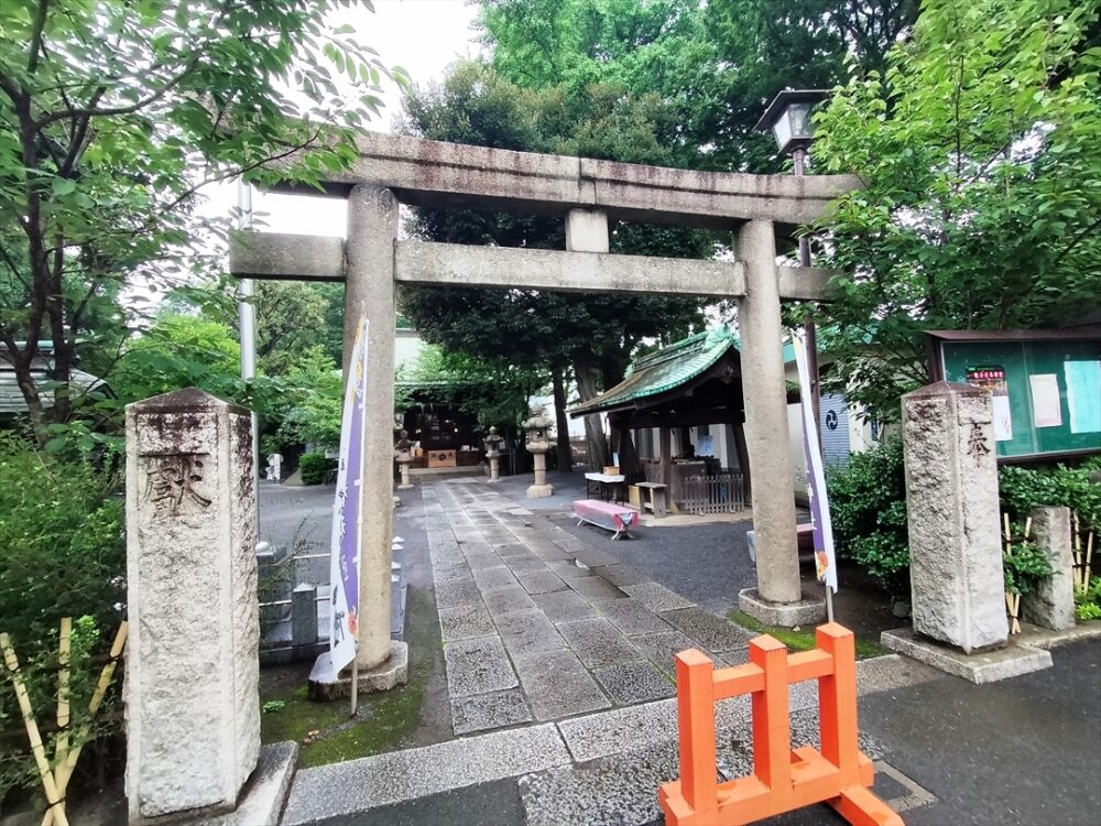 七社神社の鳥居と拝殿