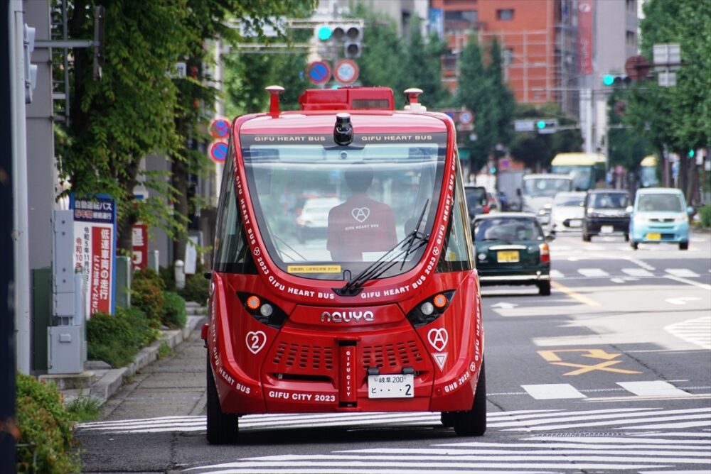 街路樹の枝を障害物と感知して自動でハンドルが左右に切られる