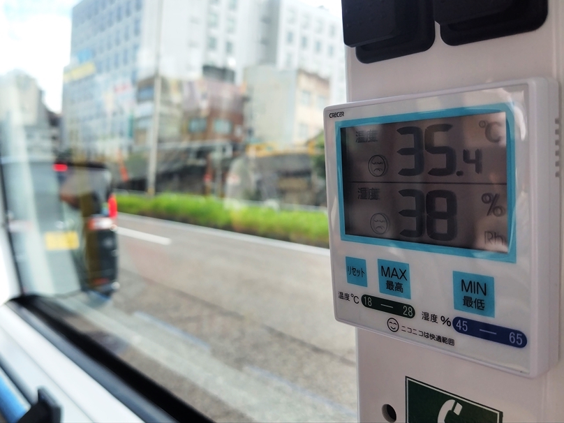 車内の気温は35度超！