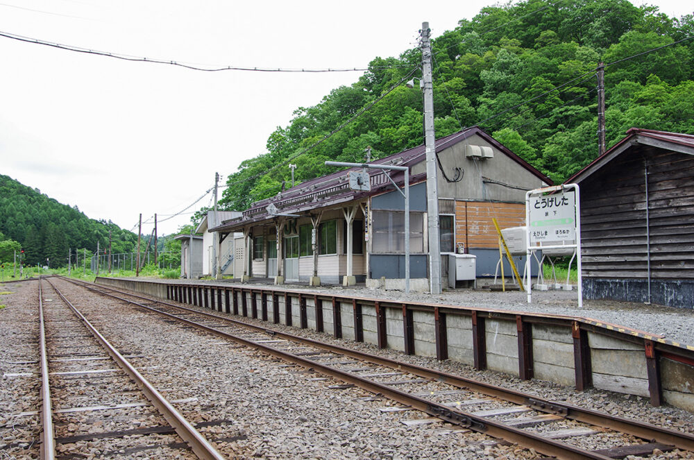 列車の交換が行われていた峠下駅（2016年撮影）