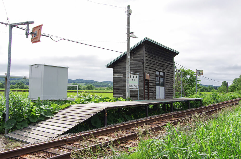 クラシカルな板張りのホームが味わい深かった真布駅