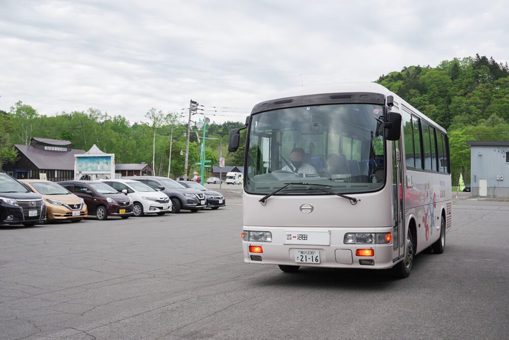 幌新温泉行き沼田町営バス。車種は日野リエッセ