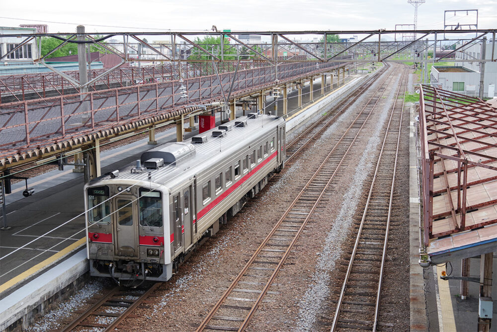 深川駅で発車待ちの石狩沼田行き普通列車