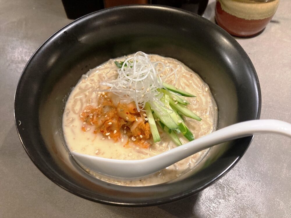 豚骨ラーメンのような色だが胡麻の冷麺