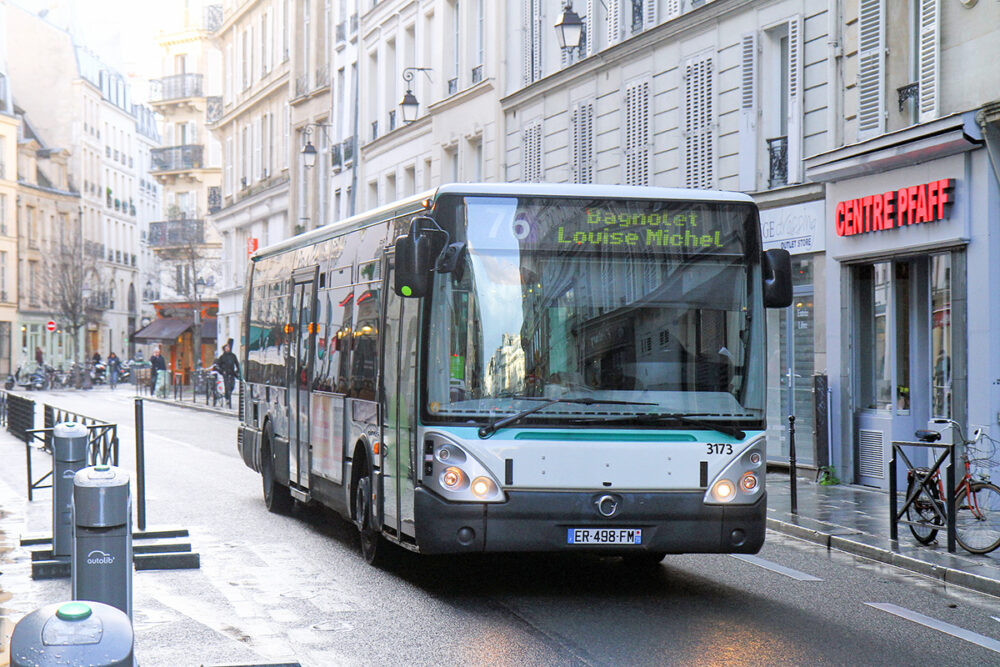 パリの路線バスは伝統的に2ドアが多いが、最近は3ドア以上の車両も増えてきている