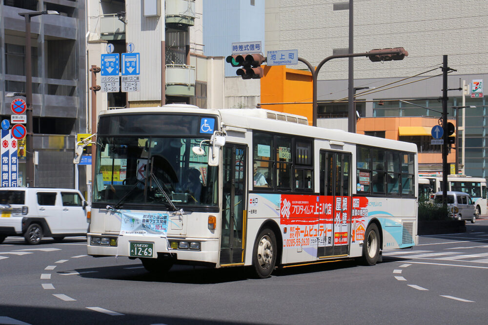 運転手が運賃収受を行う日本のワンマンバスの多くは2ドア車